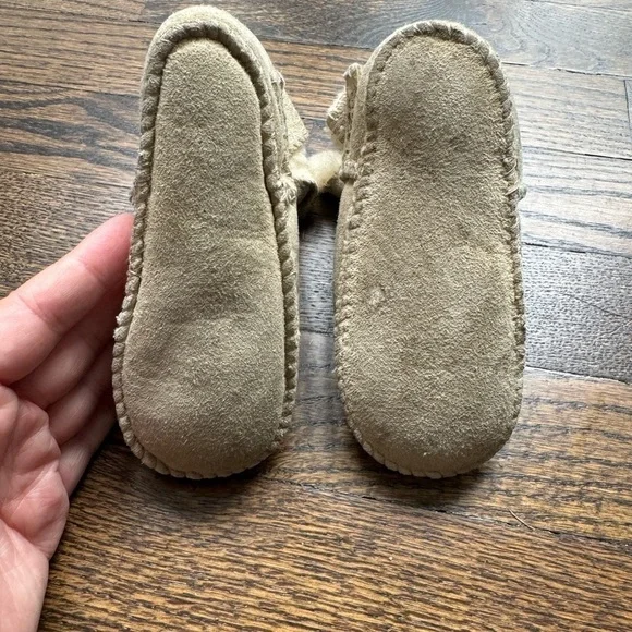 Erin UGG baby moccasin boots - Picture 5 of 9